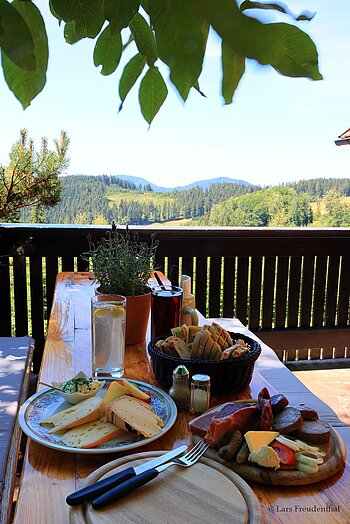Käseteller und Schinkenteller als Vesper im Schmalzerhisli bei Oberwolfach-Walke