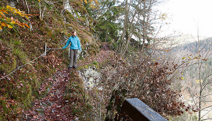 Wanderin auf dem Felsenweg von Höchenschwand