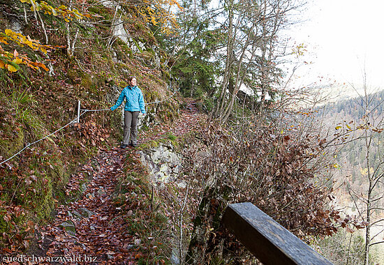 Wanderin auf dem Felsenweg bei Höchenschwand
