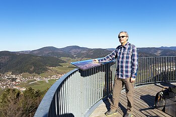 Wanderer auf der Aussichtsplattform des Urenkopfturms