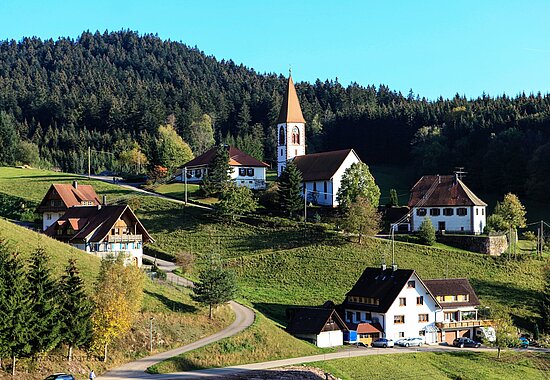 Blick zur malerisch gelegenen Wallfahrtskirche von St. Roman bei Wolfach im Schwarzwald