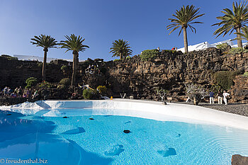 Der blaue Himmel  spiegelt sich im blütenweiß getünchten Swimmingpool