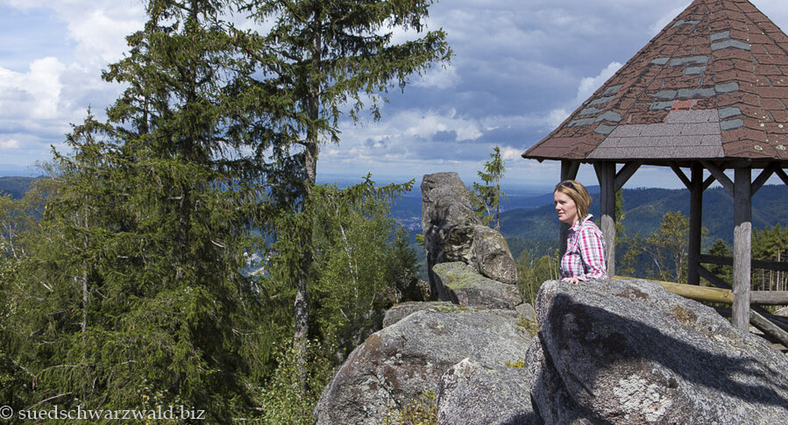Pavillon auf dem Latschigfelsen hoch über dem Murgtal