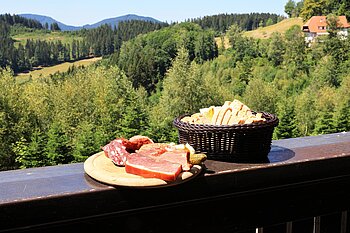 Vesperteller mit Schinken und Brot beim Schmalzerhisli in Oberwolfach