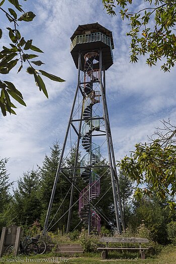 Der Aussichtsturm auf dem Geigerskopf wird auch Regenbogenturm genannt.