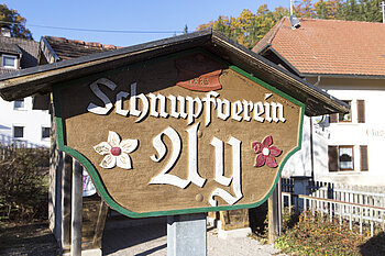 Schild des Schnupfvereins Ay