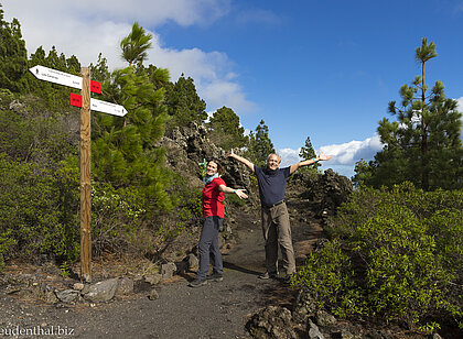 zwei Wanderer auf dem Weg zur Pino de la Virgin auf La Palma