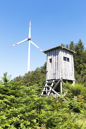 Jägerstand vor dem Windrad Schanze im Mittleren Schwarzwald