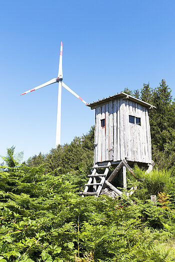 Jägerstand vor dem Windrad Schanze im Mittleren Schwarzwald