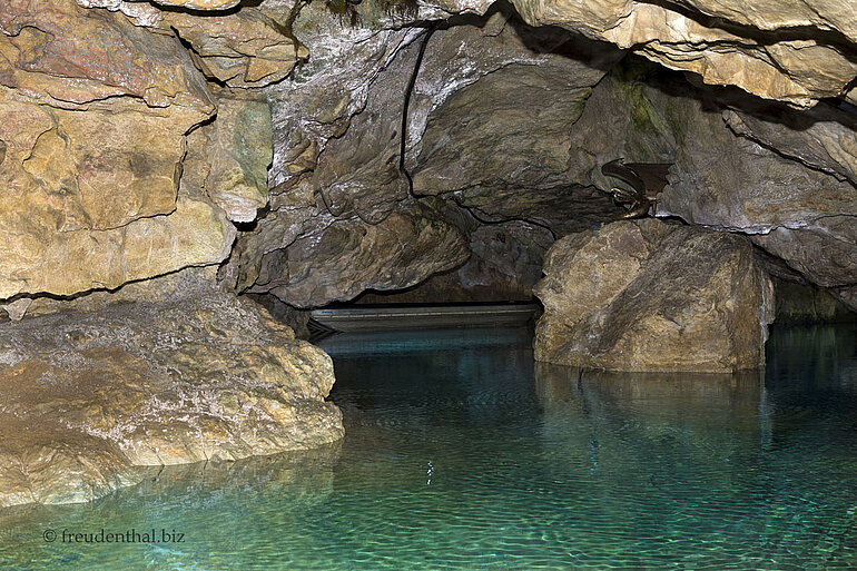 türkises Wasser in der Wimsener Höhle