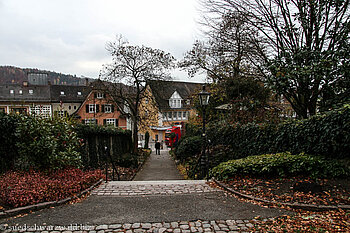 Fußweg zwischen Kirche, Schloss und Schlossgarage