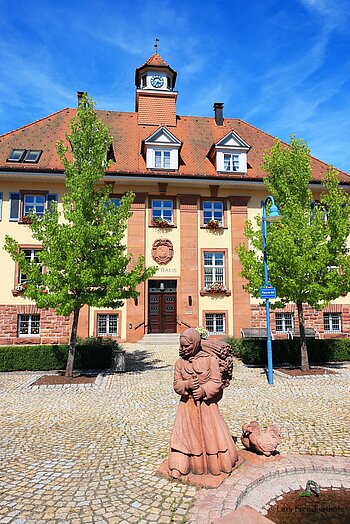 Brunnen und Frauenfigur vorm Rathaus in Oberwolfach-Walke