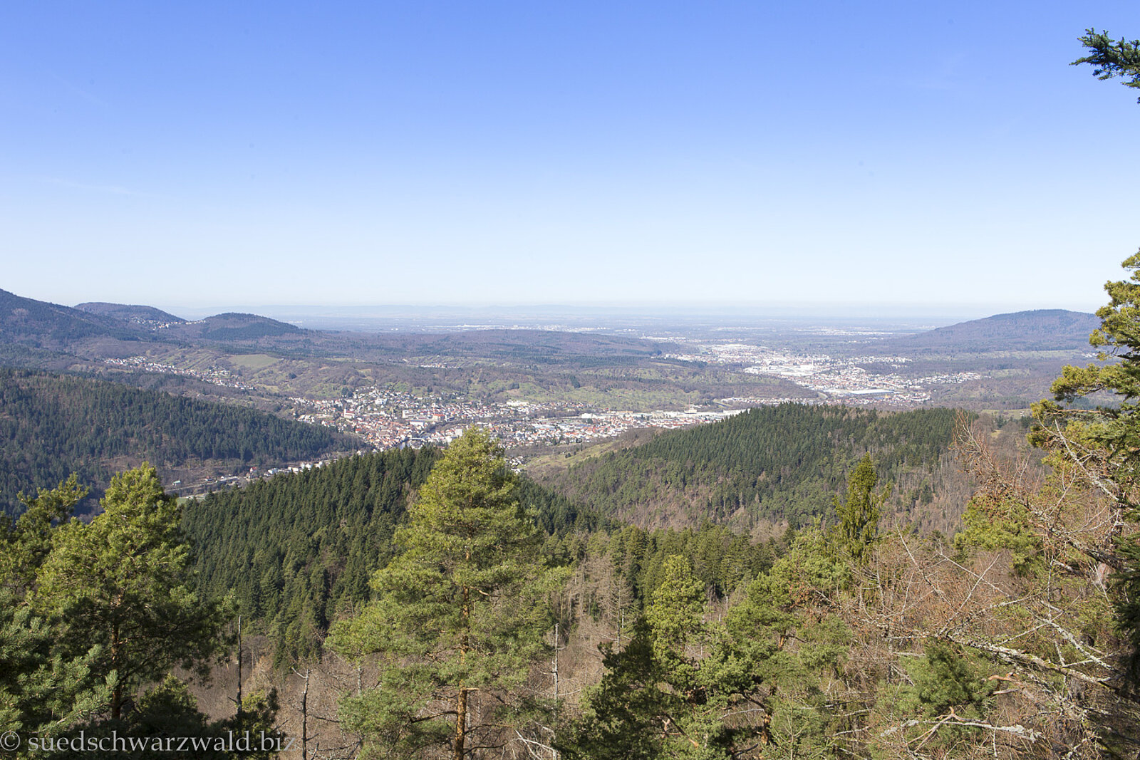 Aussicht vom Rockertfelsen über die Wälder und auf das untere Murgtal 