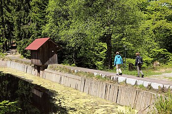 Wanderer auf der Staumauer des Glaswaldsees im Schwarzwald