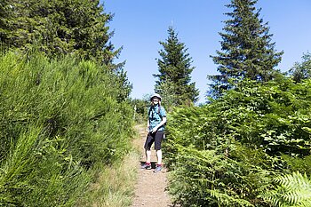 Wanderin auf einem Pfad im Bereich der Prechtaler Schanze