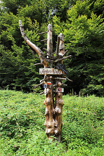 Wegweiser am Menzenschwander Geißenpfad