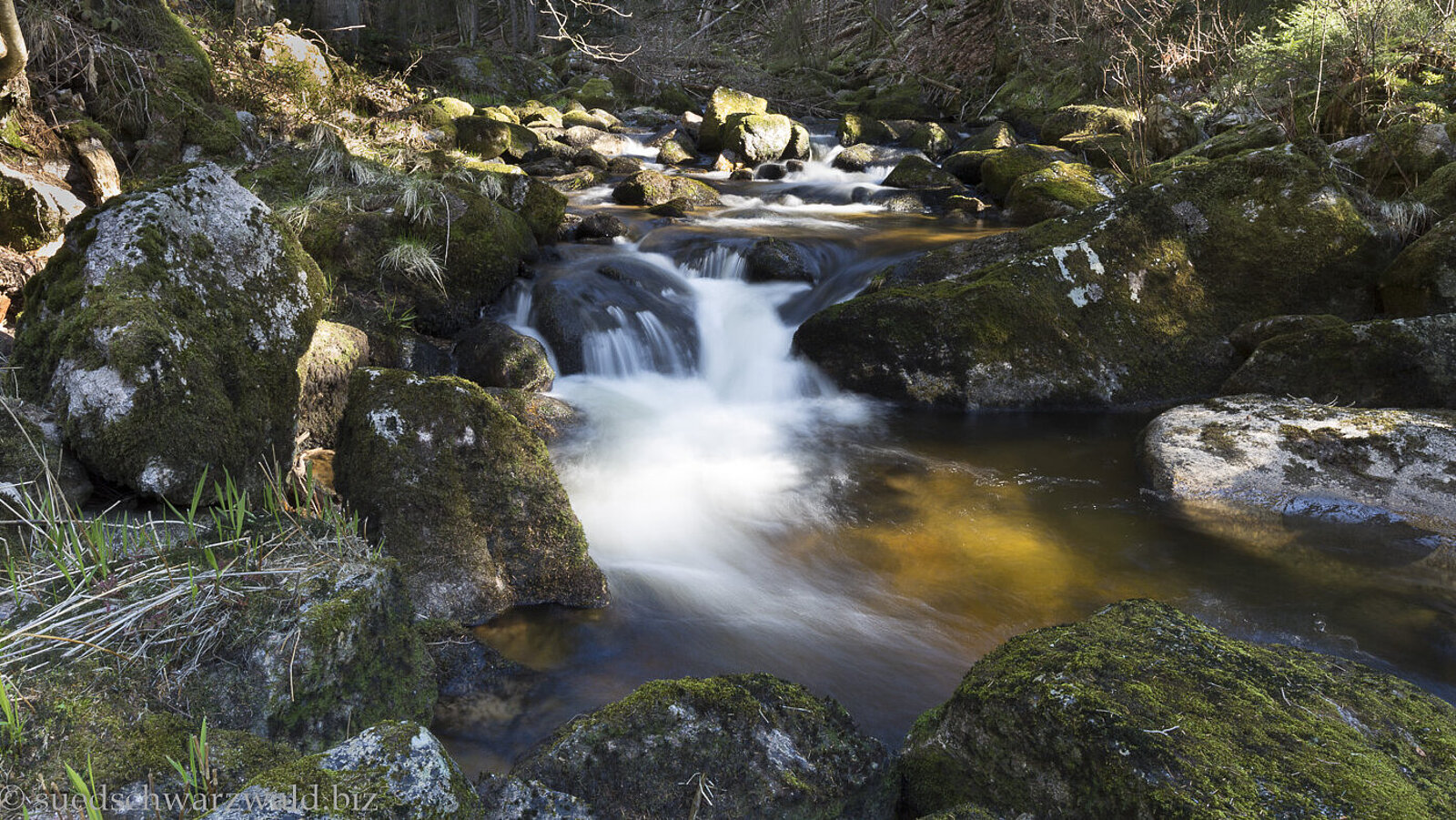 Wasserfall in den Gletschermühle Krai-Woog-Gumpen im Hotzenwald