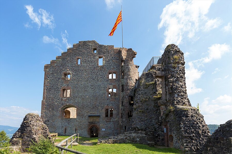 Fassade der Ruine Hohengeroldseck auf dem Schönberg im Schwarzwald
