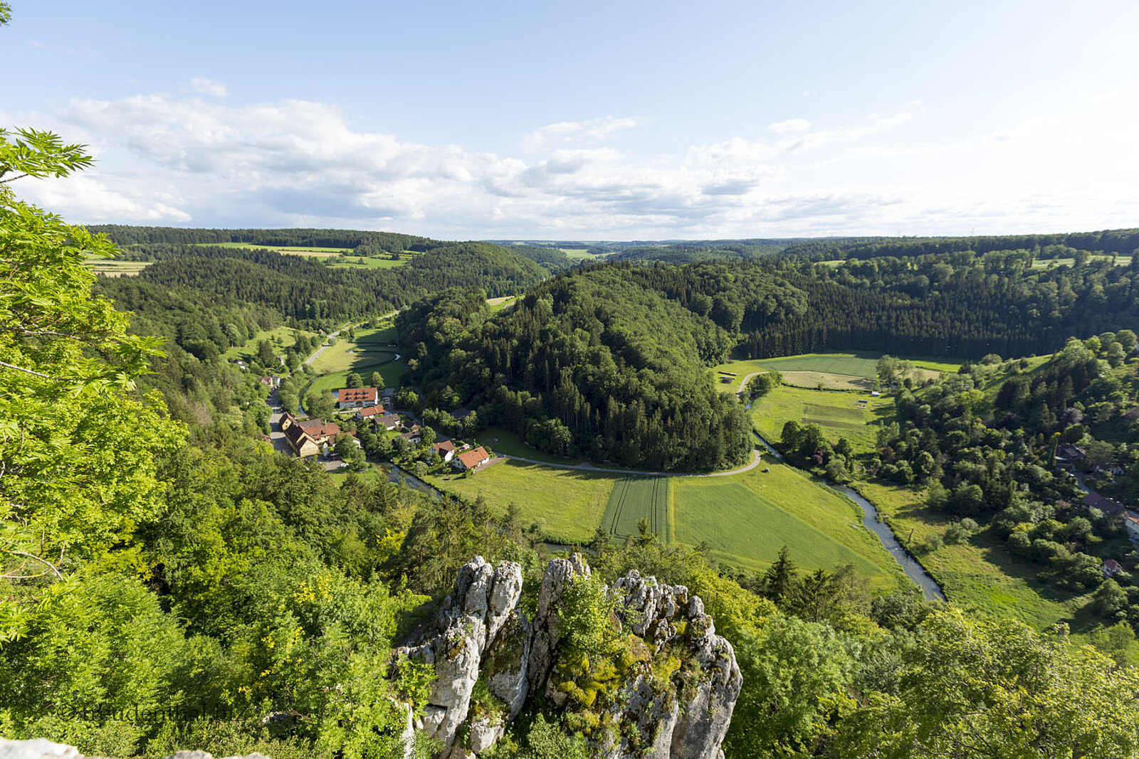 Aussicht von der Burg Hohengundelfingen über das hügelige Große Lautertal
