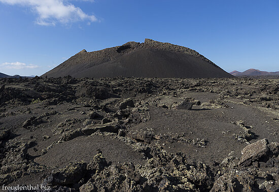 Ein schwarzer Krater der Caldera de los Cuervos auf Lanzarote