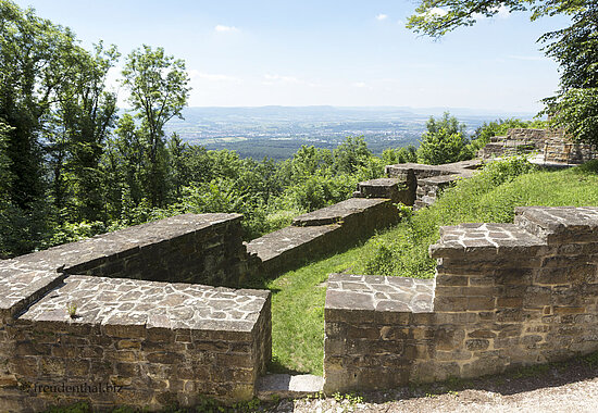 Blick über die Festungsmauern der Burgruine Hohenstaufe