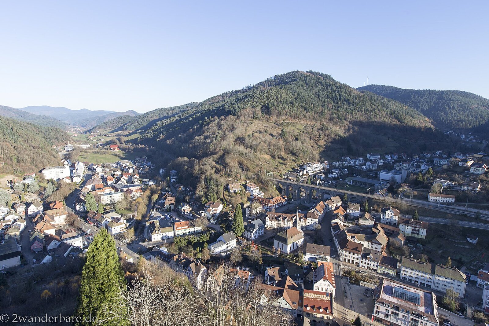 Panorama-Aussicht über Hornberg im Gutachtal im mittleren Schwarzwald
